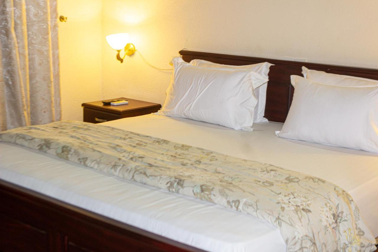 Lou Ralph Hotel 阿克拉 外观 照片